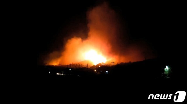 1일 오후 강원 고성군 토성면 한 주택 화재가 인근 야산으로 번져 산불이 발생했다. 2020.5.1/뉴스1