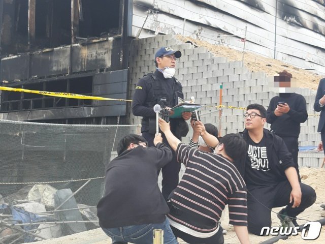 정요섭 경기남부지방경찰청 과학수사대장이 2일 1차 정밀수색을 마치고 브리핑을 하고 있다.© 뉴스1