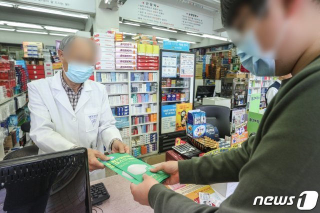 지난 4월27일 서울 시내의 한 약국에서 시민들이 공적마스크를 구매하고 있다. 정부는 2일부터 지난주 시범 시행했던 ‘1인3매’ 구매 수량을 유지한다. 2020.4.27 © News1