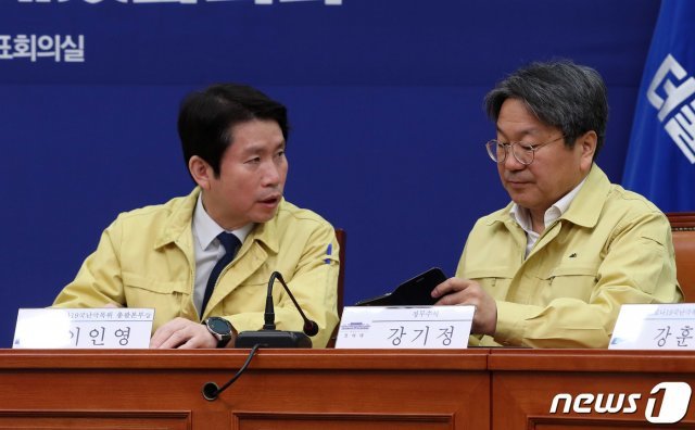 이인영 더불어민주당 원내대표와 강기정 청와대 정무수석. 2020.3.25 © News1