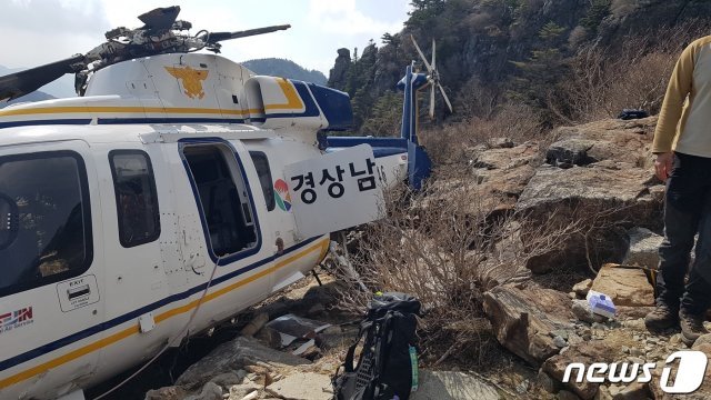 1일 낮 12시7분쯤 경남 지리산 천왕봉 정상 인근에서 심정지 등산객 구조를 위해 출동한 경남소방본부 헬기 1대가 추락한 모습.(독자 제공)2020.5.1.