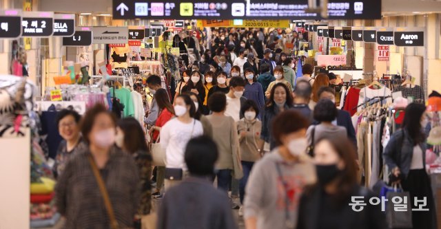 [청계천] 나들이4
주말인 3일 오후 서울 서초구 코로나19 감염 우려로 가장 큰 타격을 입었던 ‘지하상가’ 중 한 곳인 고투몰이 시민들로 붐비고 있다. 관계자에 따르면 코로나19 사태와 비교해 1/3 가량 늘었다고 했다.
＜송은석기자 silverstone@donga.com＞