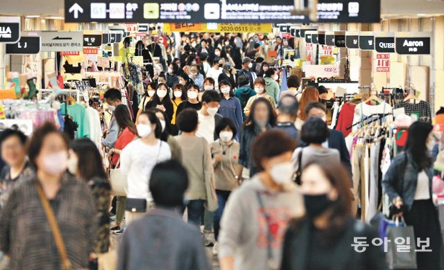 다시 붐비기 시작하는 지하상가 황금연휴 기간인 3일 오후 서울 고속버스터미널역에서 연결되는 지하상가 ‘고투몰’이 시민들로 붐비고 
있다. 이날 고투몰 관계자는 “코로나19 확진세가 줄어들자 조금씩 시민들이 늘고 있다. 코로나19 사태가 한창이던 지난달 대비 
30%가량 손님이 늘었다”고 말했다. 송은석 기자 silverstone@donga.com