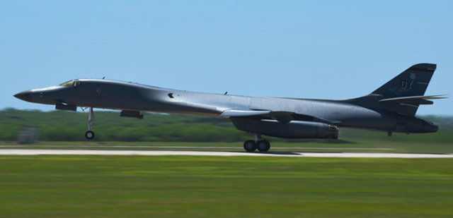 ‘죽음의 백조’로 불리는 B-1B 전략폭격기 1대가 지난달 30일(현지 시간) 괌으로 이동하기 위해 미국 텍사스주 다이스 기지에서 이륙하고 있다. 미 공군 홈페이지 캡처