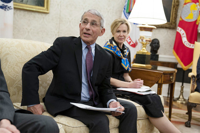 최근 도널드 트럼프 미국 대통령이 백악관 집무실에서 루이지애나 주지사와 면담하는 자리에 함께 참석한 앤서니 파우치 소장(왼쪽)과 데버라 벅스 조정관. WTTW방송 웹사이트