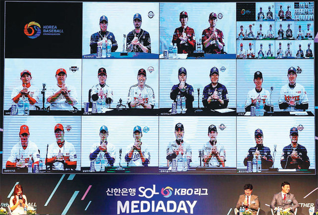 프로야구가 국내 프로스포츠 사상 최초로 ‘화상 미디어데이’로 시즌 개막을 알렸다. 3일 중계를 통해 팬들과 만난 10개 구단 감독과 주장들이 신종 코로나바이러스 감염증(코로나19) 극복에 애쓴 의료진에게 고마움을 전하는 ‘덕분에 챌린지’ 동작을 하고 있다. 구단별로 감독과 선수 1명씩이 참가한 이날 미디어데이는 2일 비공개 사전 녹화된 영상을 다음 날 방송과 인터넷을 통해 내보냈다. KBO 제공