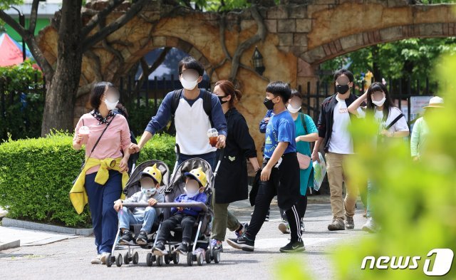 황금연휴 나흘째인 3일 오후 서울 광진구 어린이대공원을 찾은 시민들이 동물원으로 입장하고 있다. 2020.5.3 © News1