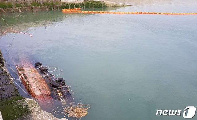 침몰된 54톤급 급수선과 기름유출에 따른 바다오염을 막기 위해 오일펜스가 설치된 사고현장 모습. /© 뉴스1