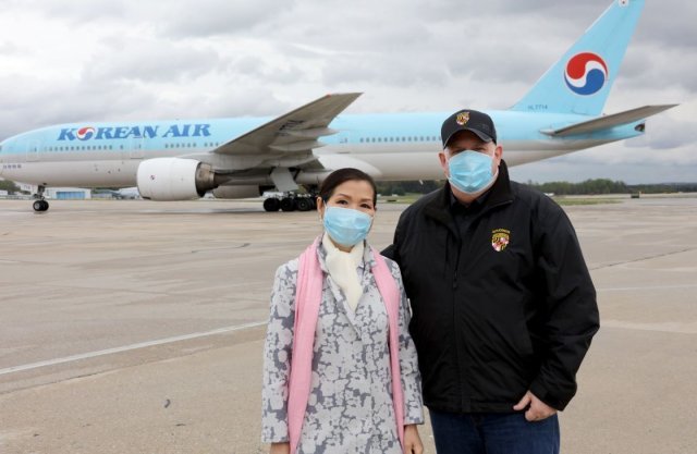 래리 호건 메릴랜드 주지사(오른쪽)가 아내인 유미 호건 여사와 공항에서 한국 진단키트를 맞이하고 있다. 호건 주지사 트위터 캡처