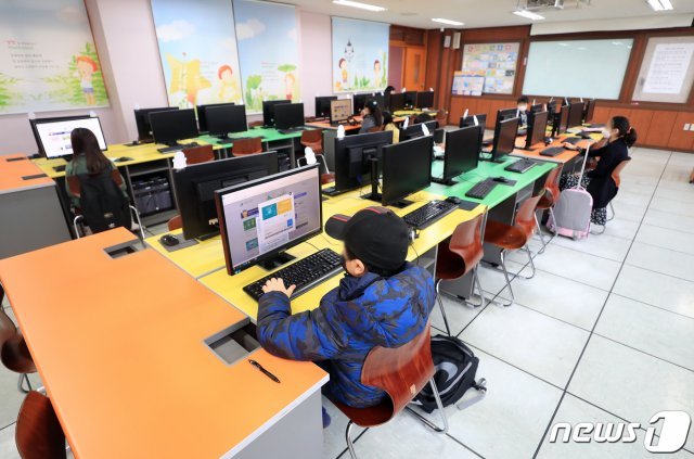 지난 16일 서울 서초구 신동초등학교 긴급돌봄교실에서 학생들이 온라인 수업을 듣고 있다. © News1