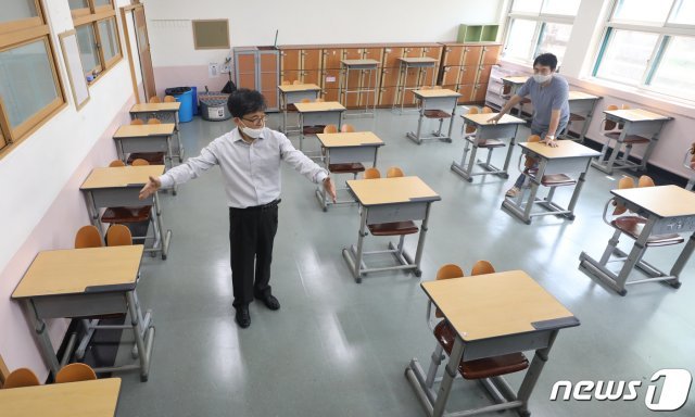 지난 4일 서울 양천구 금옥여자고등학교에서 선생님들이 교실 책상 간격을 벌리고 있다. /뉴스1 © News1