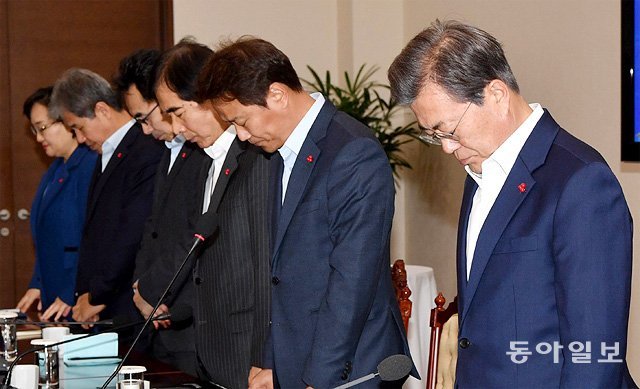 2017년 12월 4일 문재인 대통령(오른쪽)을 비롯한 청와대 참모들이 인천 영흥도 낚싯배 전복사고 사망자들을 위로하는 묵념을 하고 있다. 동아일보DB