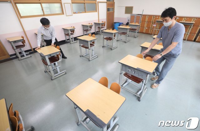 4일 서울 양천구 금옥여자고등학교에서 선생님들이 교실 책상 간격을 벌리고 있다./뉴스1 © News1