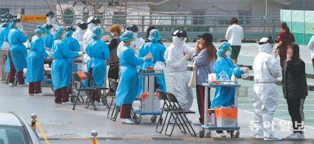지난달 1일 코로나19 집단감염이 발생한 경기 의정부성모병원에서 의료진이 진단검사를 실시하고 있다. 동아일보DB