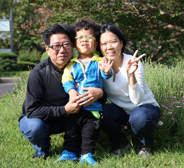 중증 장애를 이겨낸 김영민(가명·사진 가운데) 군과 그의 가족들이 환하게 웃고 있다. 김 군은 태어나자마자 중증 연골 무형성증 등 복합장애 판정을 받고 사경을 헤맸지만 밀알복지재단의 소개로 많은 후원자의 도움을 받아 건강을 되찾았다. 밀알복지재단 제공