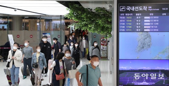 다시 일상으로 황금연휴의 마지막 날이자 어린이날인 5일 서울 김포공항 국내선 청사는 제주도 등에 여행을 다녀온 시민들로 하루 종일 붐볐다. 신종 코로나바이러스 감염증 여파로 해외여행이 사실상 불가능해지며 연휴 기간 국내 여행객은 큰 폭으로 증가했다. 제주도관광협회는 지난달 29일부터 이날까지 제주도를 찾은 관광객이 19만3000여 명인 것으로 추정했다. 김재명 기자 base@donga.com