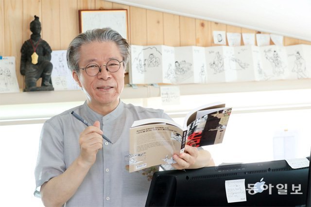 4일 서울 강북구 자택에서 만난 이희재 씨는 “60여 년 전 처음 읽은 만화 속 그리스 전함들을 고향인 전남 신지도 앞바다에 상상으로 가득 띄워 놓고 가슴 벅차 했던 기억이 아직 또렷하다”고 했다. 전영한 기자 scoopjyh@donga.com