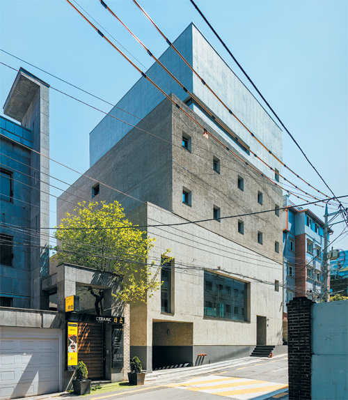서울 중구의 청바지업체 HWN 사옥을 남서쪽에서 바라본 모습. 노출 콘크리트 외벽의 마감 방법을 층별로 달리해 상이한 질감의 원단을 이어 만든 청바지의 이미지를 살렸다. 건축가들은 “사용자와 방문객에게 다채로운 상상력의 여지를 제공할 수 있는공간을 지향한다”고 말했다. ⓒ신경섭