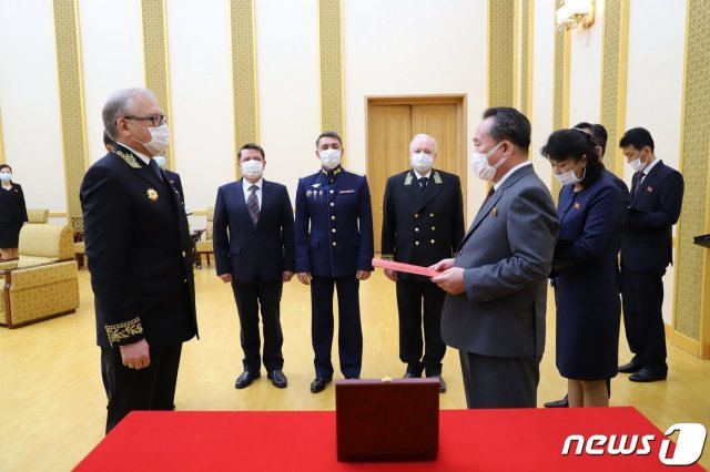 러시아 정부가 김정은 북한 국무위원장에게 주는 제2차 세계대전 승전 75주년 기념 메달과 증서를 알렉산드르 마체고라 북한 주재 러시아 대사가 5일 만수대의사당에서 리선권 외무상에게 전달하고 있다. (평양 주재 러시아 대사관 페이스북 갈무리)© 뉴스1