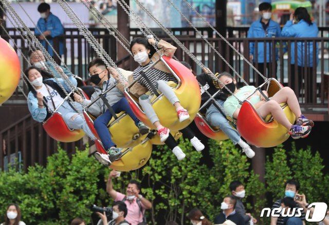 어린이 날인 5일 오후 서울 광진구 어린이대공원을 찾은 어린이들이 놀이기구를 타며 즐거운 시간을 보내고 있다. 2020.5.5/뉴스1 © News1