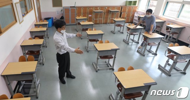 4일 서울 양천구 금옥여자고등학교에서 선생님들이 교실 책상 간격을 벌리고 있다. 2020.5.4 © News1