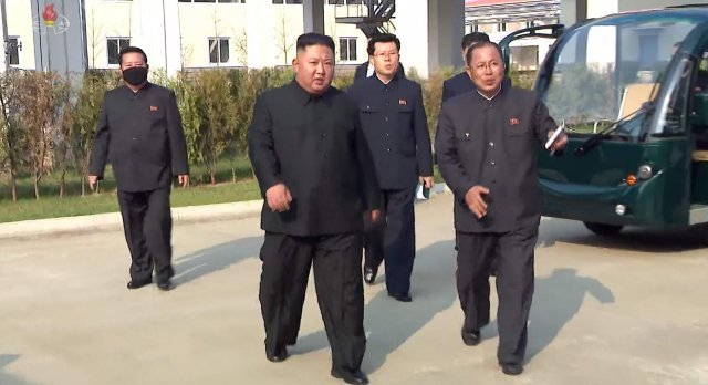 김정은 북한 국무위원장이 비료공장 내부를 누군가의 부축이나 지팡이 없이 걷고 있다. 조선중앙TV·뉴시스