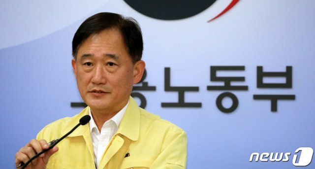 박화진 고용노동부 노동정책실장이 6일 정부세종청사 고용부 브리핑실에서 ‘이천 물류창고 화재사고 특별감독 실시’ 브리핑을 하고 있다. 2020.5.6/뉴스1