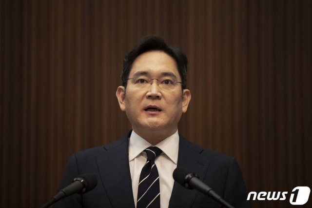 이재용 삼성전자 부회장이 6일 오후 서울 서초동 삼성사옥에서 경영권 승계 및 노동조합 문제 등과 관련해 ‘대국민 사과문’을 발표하고 있다. 2020.5.6/뉴스1 © News1