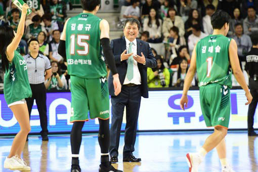 원주 DB 이상범 감독(가운데). 사진제공｜KBL