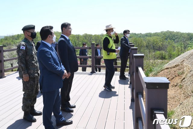 김연철 통일부 장관이 6일 DMZ 평화의 길 파주구간 철거 GP를 점검하고 있다. 파주 철거 GP 구간에서는 김홍석 1사단장이 김 장관을 안내했다.© 뉴스1