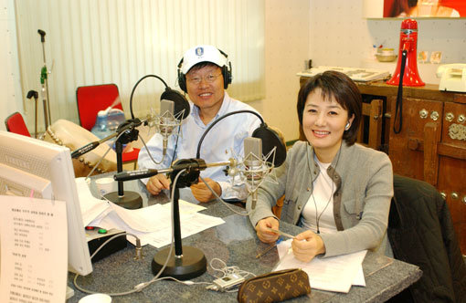 라디오 ‘싱글벙글 쇼’의 DJ로 활약해온 강석(왼쪽)과 김혜영이 각각 36년, 33년만에 마이크를 내려놓는다. 오랜 기간 청취자와 희로애락을 나눈 이들은 “딸을 시집보내는 기분”이라고 말했다. 사진제공｜MBC