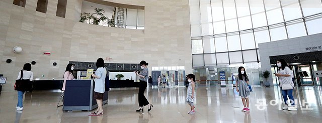 6일 오전 다시 문을 연 서울 용산구 국립중앙박물관에 관람객들이 입장하고 있다. 박물관 관계자는 “다만 사전 예약을 해야 
입장이 가능하며 시간당 300명으로 관람 인원을 제한한다”고 설명했다. 김재명 기자 base@donga.com