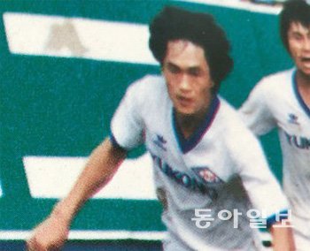 ‘K리그 1호골’의 주인공 박윤기 씨가 프로축구 원년인 1983년 유공 유니폼을 입고 뛰고 있는 모습. 동아일보DB
