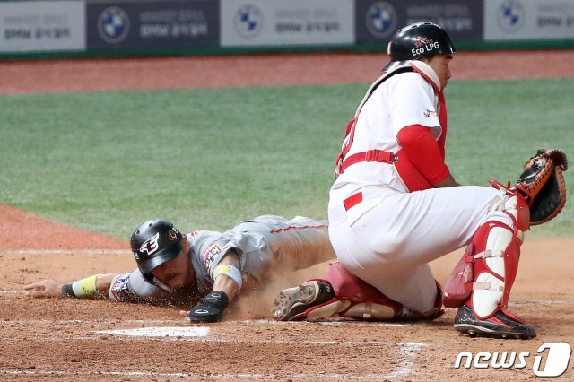 7일 오후 인천 SK행복드림구장에서 열린 프로야구 2020 신한은행 SOL KBO리그 한화 이글스와 SK 와이번스의 경기 5회초 1사 주자 2루 상황에서 한화 이용규가 정은원의 적시타에 힘입어 홈 슬라이딩에 성공하고 있다. 2020.5.7 © News1