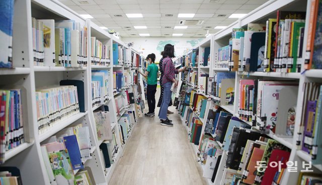 ‘생활속 거리 두기’ 도서관 찾은 시민들