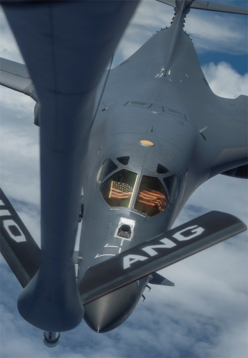 동중국해 상공서 성조기 펼친 美전폭기 6일 동중국해 상공을 비행 중인 미 공군 B-1B 전략폭격기의 조종석에서 성조기를 펼쳐 보이고 있다. 미 공군 홈페이지