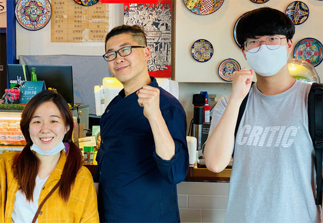 KAIST-어은상권 프로젝트 추진단원들이 학교 주변인 대전 유성구의 한 음식점을 찾아 주인(가운데)과 함께 선결제 캠페인 홍보 인터뷰를 제작한 뒤 파이팅을 외쳤다. KAIST-어은상권 프로젝트 추진단 제공