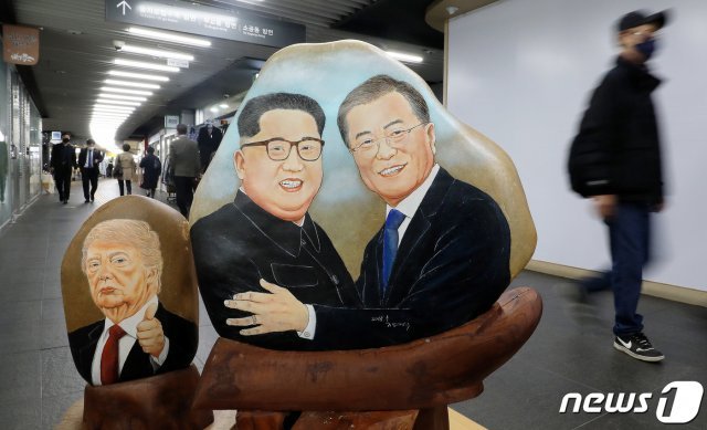 27일 서울 중구의 한 갤러리에 장영우 작가가 돌 위에 그린 문재인 대통령과 김정은 북한 국무위원장 등 각국 정상들의 초상화가 전시되어 있다. 2020.4.27 © News1
