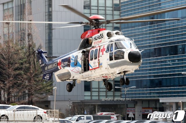 경기도 수원시 아주대학교 병원 경기남부권역외상센터 앞으로 응급의료전용 닥터헬기가 착륙하고 있다. © News1