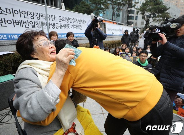 지난 1월8일 오후 서울 종로구 옛 일본대사관 앞에서 열린 제1421차 일본군 위안부 문제 해결을 위한 정기 수요집회에서 이용수 할머니가 참가자들과 포옹하고 있다. 2020.1.8/뉴스1 © News1
