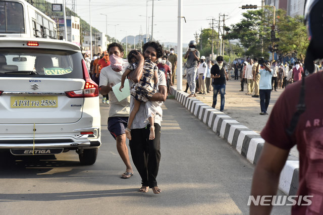 7일(현지시간) 인도 비샤카파트남의 LG폴리머스인디아 공장에서 유독가스가 누출돼 인근 주민들이 대피하고 있다. 비샤카파트남(인도)=AP/뉴시스
