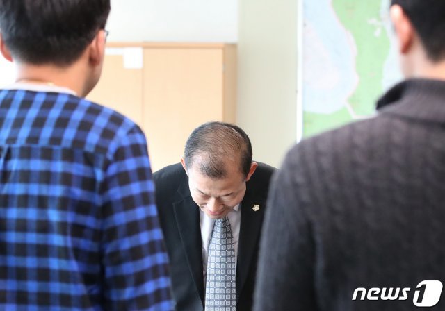 ‘공무원 호통’과 ‘SNS 생중계’로 갑질논란을 일으킨 대구 서구의회 민부기 의원(더불어민주당)이 25일 서구청 건축주택과 사무실에서 전국공무원노조 대구경북본부 서부지부(이하 전공노) 피해 공무원 2명에게 머리를 숙여 사과하고 있다. 민 의원은 지난달 해당 공무원을 의원 사무실로 불러 호통 치는 장면을 자신의 소셜네트워크서비스(SNS)를 통해 생중계하면서 물의를 일으켰다. 2019.10.25/뉴스1 © News1