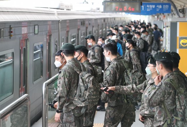 코로나19 확산 방지를 위해 통제됐던 장병 휴가가 정상 시행된 8일 오전 경기 동두천시 소요산역에서 휴가를 나온 장병들이 열차를 기다리고 있다.