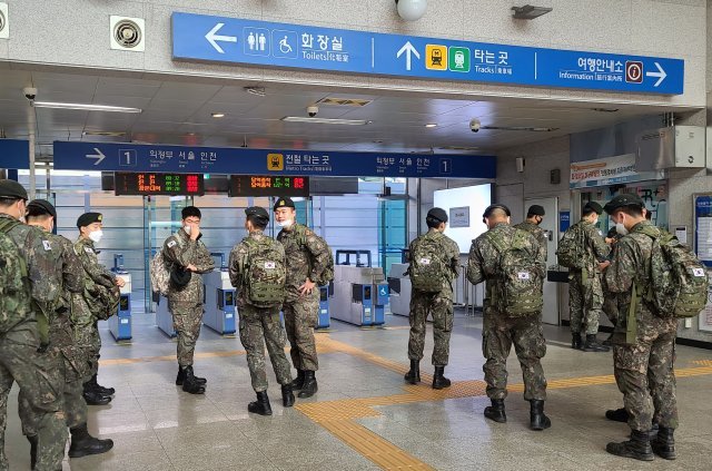 8일 경기 동두천시 소요산역 대합실에서 휴가를 나온 장병들이 동료들과 이야기를 나누고 있다.