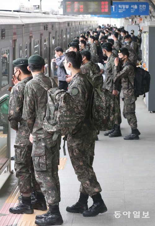 코로나19 확산 방지를 위해 통제됐던 장병 휴가가 정상 시행된 8일 경기 동두천시 소요산역에서 휴가를 나온 장병들이 열차를 기다리고 있다.