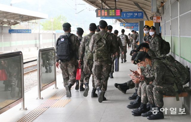 코로나19 확산 방지를 위해 통제됐던 장병 휴가가 정상 시행된 8일 경기 동두천시 소요산역에서 휴가를 나온 장병들이 열차를 기다리고 있다.