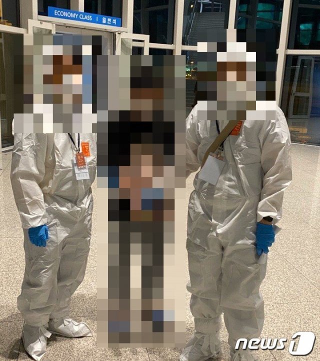 지난 7일 오전 5시쯤 인천국제공항을 통해 입국한 피의자 A씨(25)를 수사 경찰관 2명이 검거한 모습.(부산지방경찰청 제공)© 뉴스1