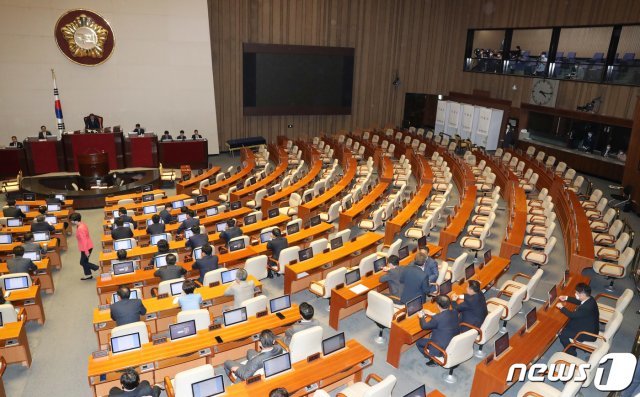 8일 오후 서울 여의도 국회에서 제377회 국회(임시회) 제4차 본회의가 열리고 있다. 

대한민국헌법개정안을 처리하기 위해 열린 이번 본회의에 야당 의원들은 불참했다.오른쪽에 야당 의원들의 빈자리가 보이고 있다. 2020.5.8/뉴스1