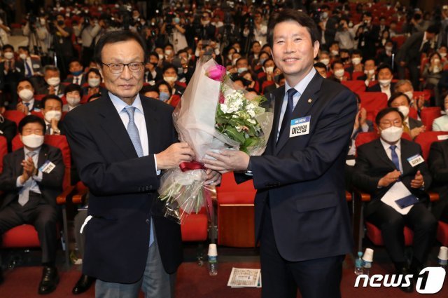 이해찬 대표가 7일 오후 서울 여의도 국회 의원회관에서 열린 원내대표 선출을 위한 당선인 총회에서 이인영 원내대표에게 꽃다발을 전달하고 있다. 이번에 선출된 원내대표는 21대 국회 더불어민주당 첫 원내사령탑을 맡게된다. 2020.5.7/뉴스1 © News1