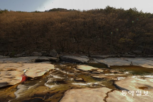화양구곡의 마지막 절경인 파천의 매끄럽고 하얀 바위 위로 물이 흐르고 있다. 용의 비늘에 비유한 이름이 잘 어울린다.